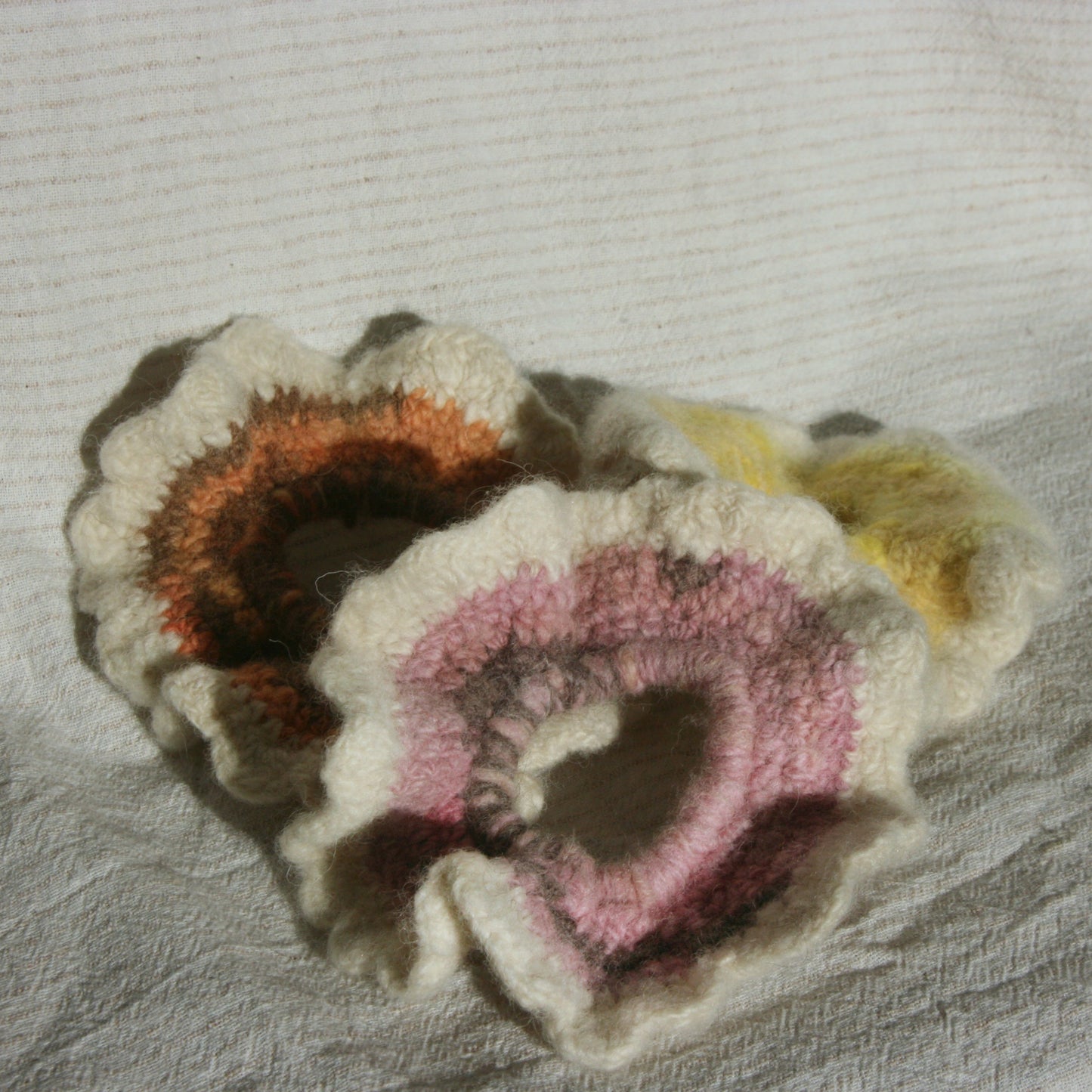 Scrunchie - White Scalloped Edge